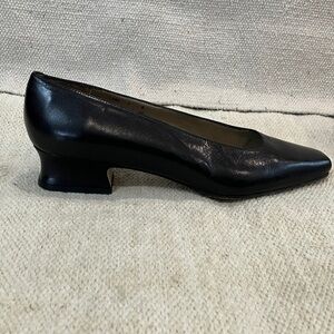 West Avenue size 7 wm’s Classic Black pump Heels